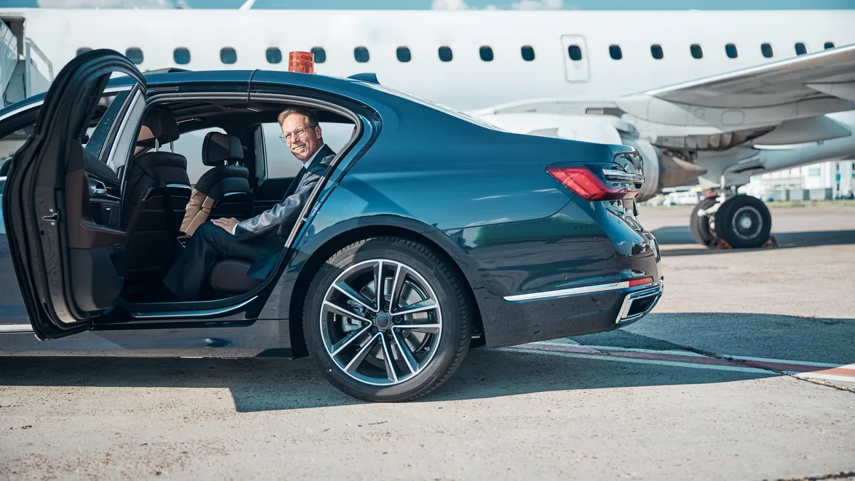 DFW Airport Car Service vs. Rideshare: Which Is Right for Your Next Trip?